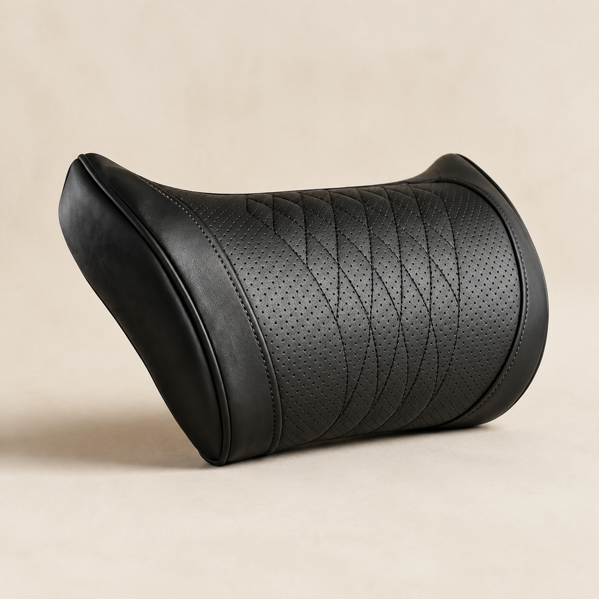 Cojín cervical para auto Zenta Viaje negro, con contorno curvo y costuras decorativas